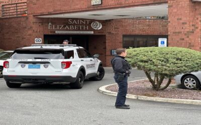 Hombre de Providence enfrenta cargos por presuntamente apuñalar a residente en complejo residencial.