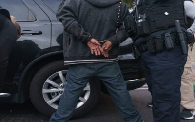 Nuevo informe revela récord de vuelos de deportación y condiciones abusivas de ICE con inmigrantes