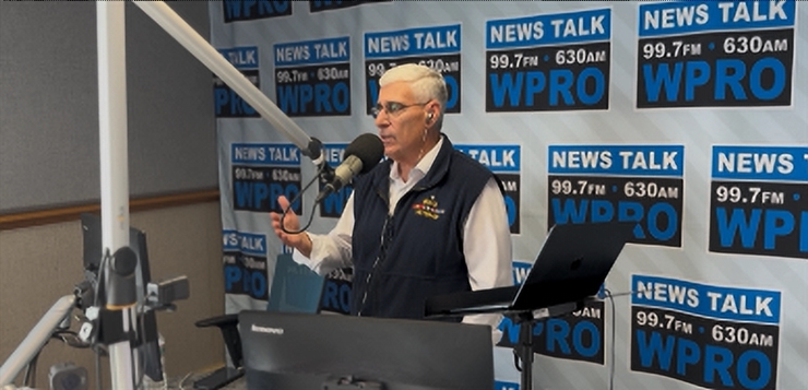 Ex legislador y locutor John Loughlin anuncia su candidatura a vicegobernador.