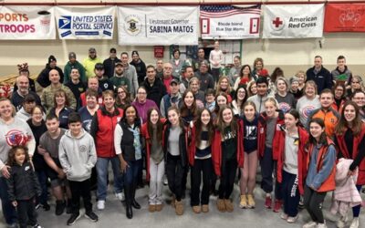 Operación Holiday Cheer, voluntarios se unen para enviar cientos de paquetes a fuerzas armadas lejos de casa.