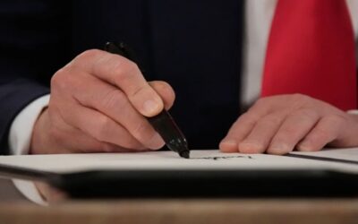 Donald Trump firma ley que ordena la publicación de los archivos Epstein