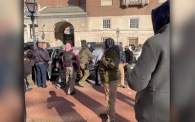 Agentes de ICE y manifestantes se enfrentan cerca del Tribunal Superior de Providence durante arresto.
