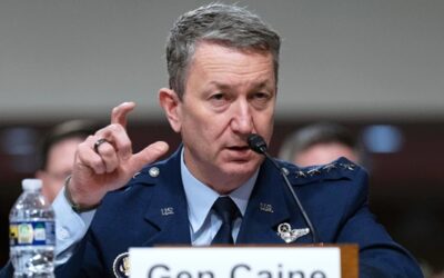 Jefe militar de EEUU visita tropas en el Caribe mientras Trump aumenta presión sobre Venezuela