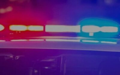 Hombre arrestado por supuesta agresión a policía y familiares.