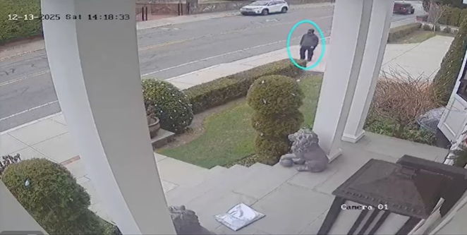 Watch video: FBI publica cronología en video del parado persona de interés antes y después del mortal tiroteo en Universidad Brown.