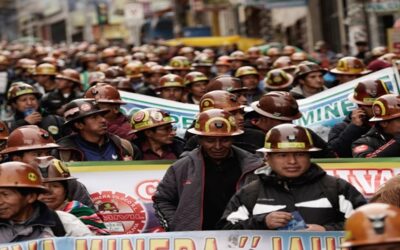 Masiva marcha de mineros en medio de paro por eliminación de subsidio a los combustibles en Bolivia