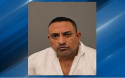 Hombre arrestado con delitos domésticos en conexión con el apuñalamiento de una mujer.