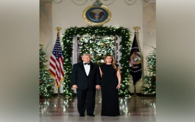 Serios, vestidos de negro y entre luces navideñas: la postal de Navidad de los Trump
