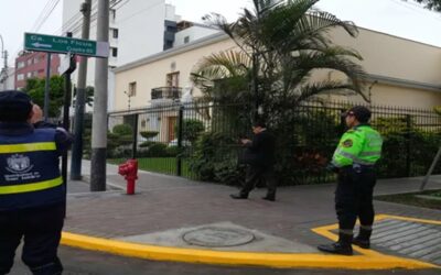 Perú: refuerza vigilancia a embajada de México que asila a exministra condenada por conspiración