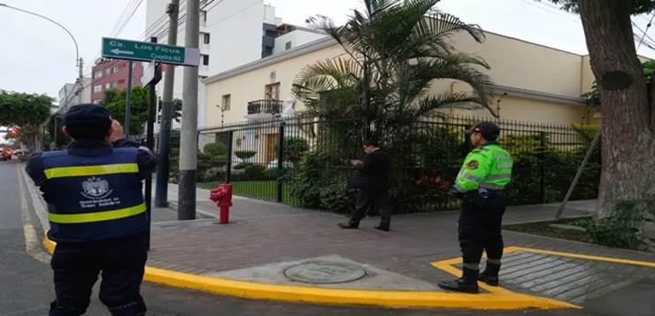 Perú: refuerza vigilancia a embajada de México que asila a exministra condenada por conspiración