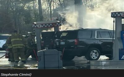 Policiaa Johnston investiga choque de automóvil con bomba de gasolina.