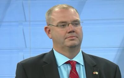 Republicano Aaron Guckian lanza su candidatura a gobernador de Rhode Island.