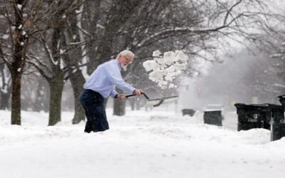 Los peligros ocultos de palear nieve: por qué los expertos advierten sobre riesgos cardíacos graves