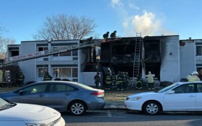 Incendio en complejo apartamentos deja 4 heridos y 15 desplazados.