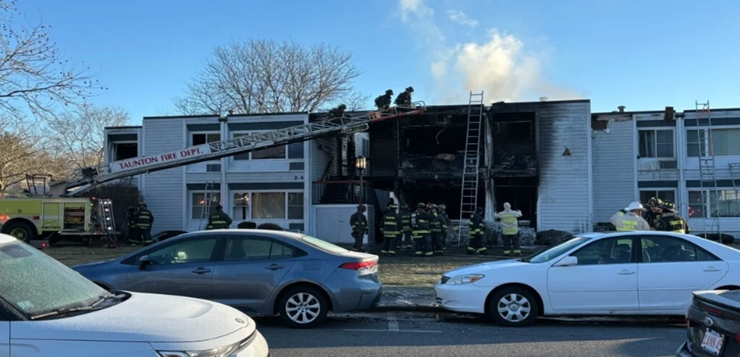 Incendio en complejo apartamentos deja 4 heridos y 15 desplazados.