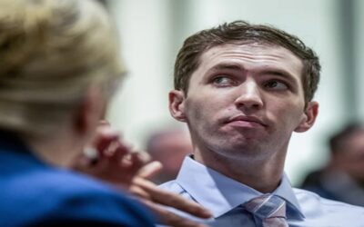 Acusado de asesinar a Charlie Kirk se presenta en persona por primera vez en corte de EEUU