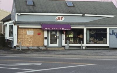 Conductor acusado de manejar bajo influencia alcohol se estrella contra florería.