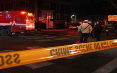 Reportan dos muertos, múltiples heridos, por tiroteo en Universidad Brown, buscan a sospechoso