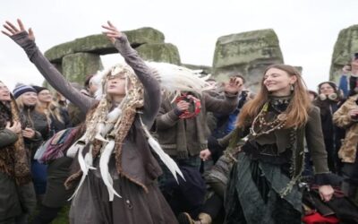 Miles de personas celebran el amanecer del solsticio de invierno en Stonehenge