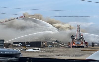 Bomberos responden a incendio en depósito de chatarra en Providence