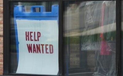 Caen solicitudes de ayuda por desempleo en EEUU por debajo de 200.000; despidos en mínimo histórico