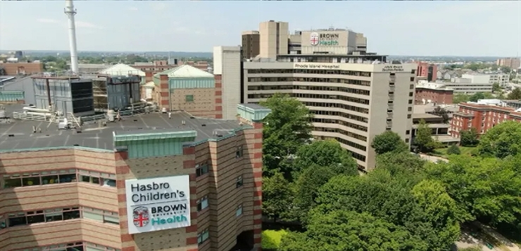 Pacientes y visitantes deben usar máscaras en todo momento en los hospitales de Brown Health.