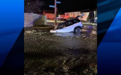 Socavón en Cranston casi se traga un vehículo.