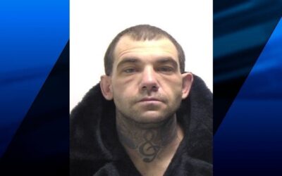 Hombre con largo prontuario enfrenta cargos de robo vehículo, agredir a un policía y otros.