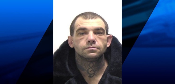 Hombre con largo prontuario enfrenta cargos de robo vehículo, agredir a un policía y otros.