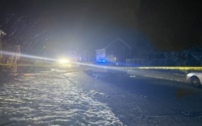 Policía Fairhaven busca sospechoso en triple apuñalamiento.