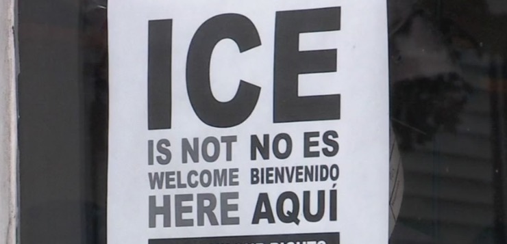 Decenas de personas protestan en Cranston por intervención de ICE en Minneapolis en la que falleció una mujer.