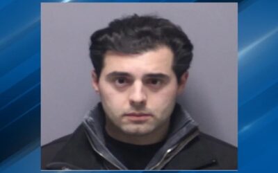 Hombre de Cranston enfrenta cargos por atropello y fuga que cobró la vida de una mujer.