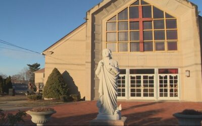 Feligreses se unen para arreglar su iglesia vandalizada.