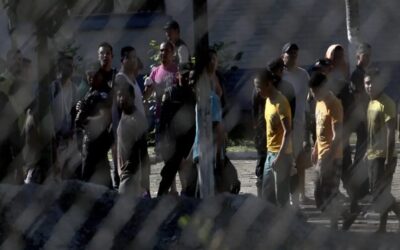 Reos en tres prisiones de Guatemala toman como rehenes a decenas de guardias