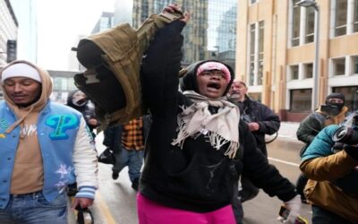 Manifestantes a favor y en contra del ICE se enfrentan durante redada migratoria en Minneapolis