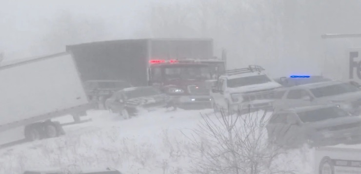 Más de 100 vehículos involucrados en un choque múltiple en Michigan durante tormenta de nieve