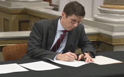 Alcalde Smiley firma orden ejecutiva que prohíbe las actividades de ICE en propiedades de la ciudad.