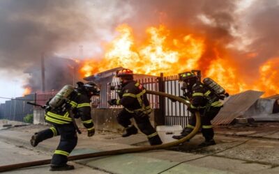 Chile: bomberos se enfrentan a ataques, drones e incendiarios mientras combaten mortales siniestros