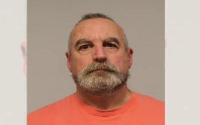 Maestro acusado de agredir a estudiante se entrega a la policía.