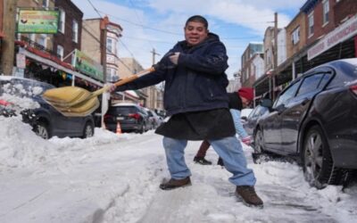 El esfuerzo excesivo al palear nieve conlleva riesgos cardíacos