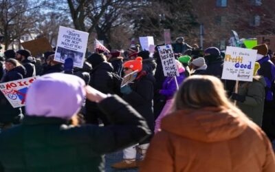 Trump ordena a Departamento Seguridad Nacional que se mantenga al margen de protestas en ciudades demócratas