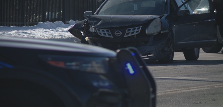 Auto patrulla policía Cranston involucrada en choque múltiple.