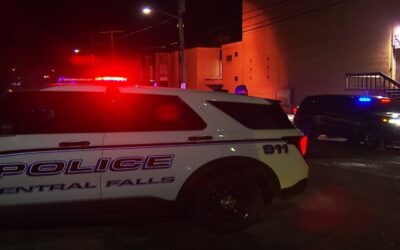 Policía Central Falls investiga apuñalamiento que dejó 3 heridos.