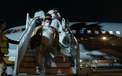 Colombia recibe a 101 connacionales deportados de EE.UU. en un vuelo humanitario.