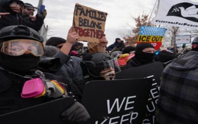 Policía arresta a docenas de manifestantes en protesta por la muerte de Renee Good en Minneapolis