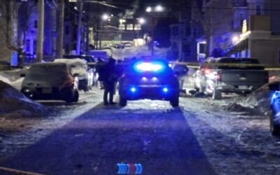 Dos agentes de policía de Fall River resultaron heridos de bala; el sospechoso murió.