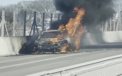 Incendio de auto en la I-195 provocó caos vehicular y demoras.