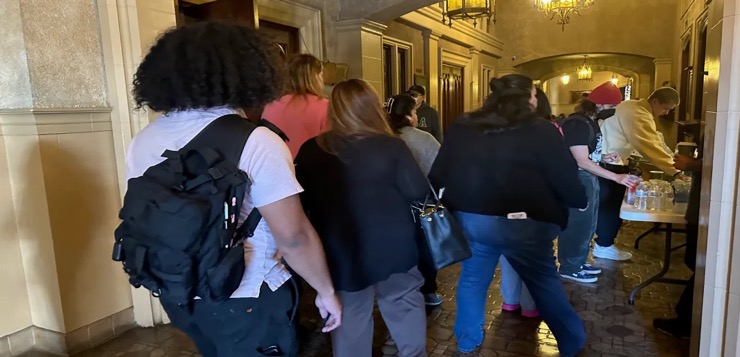 Miles se entrenan para defender a la comunidad del ICE