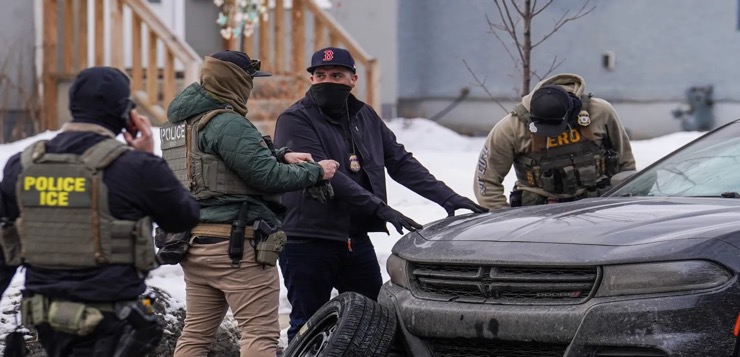 Solo 14% de inmigrantes detenidos por ICE cometieron delitos graves