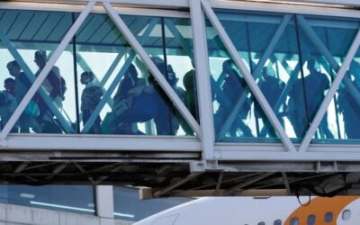 Récord de inmigrantes que abandonan EE.UU. voluntariamente en 2025 mientras aumentan las detenciones